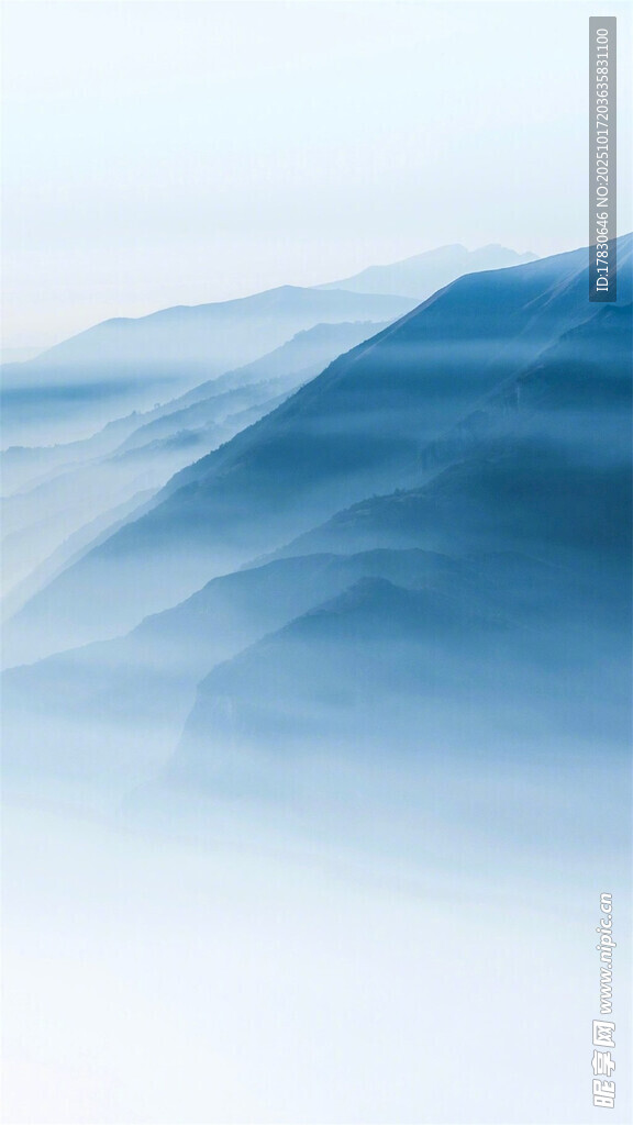 雾霭山峦静谧水墨景致