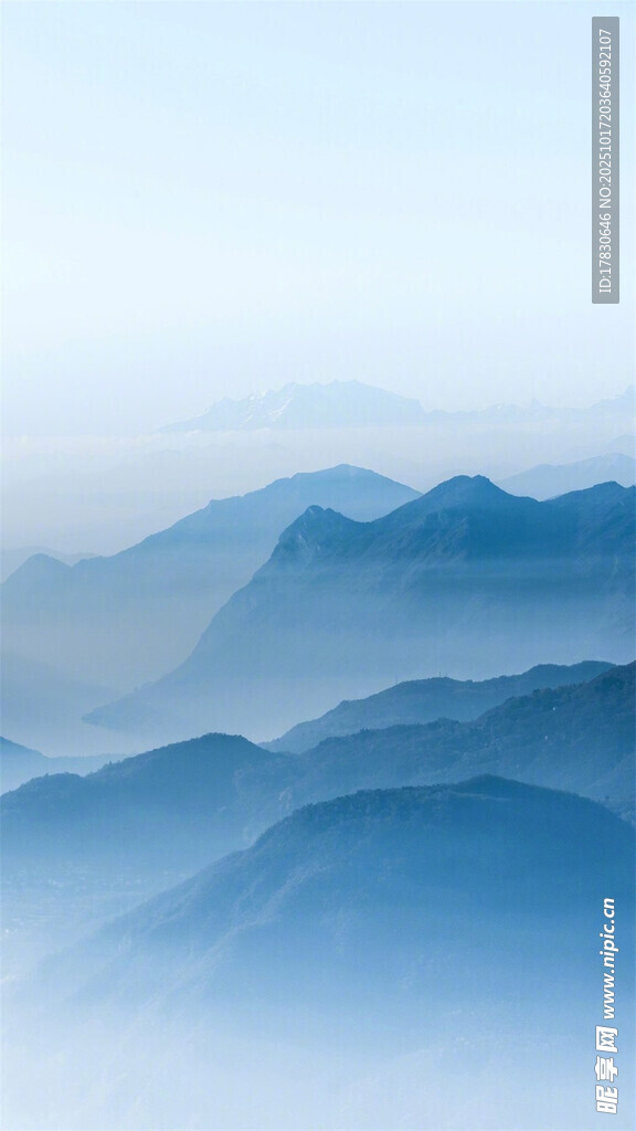 云雾缭绕的连绵山脉