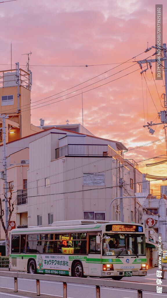 黄昏下的城市电车街景
