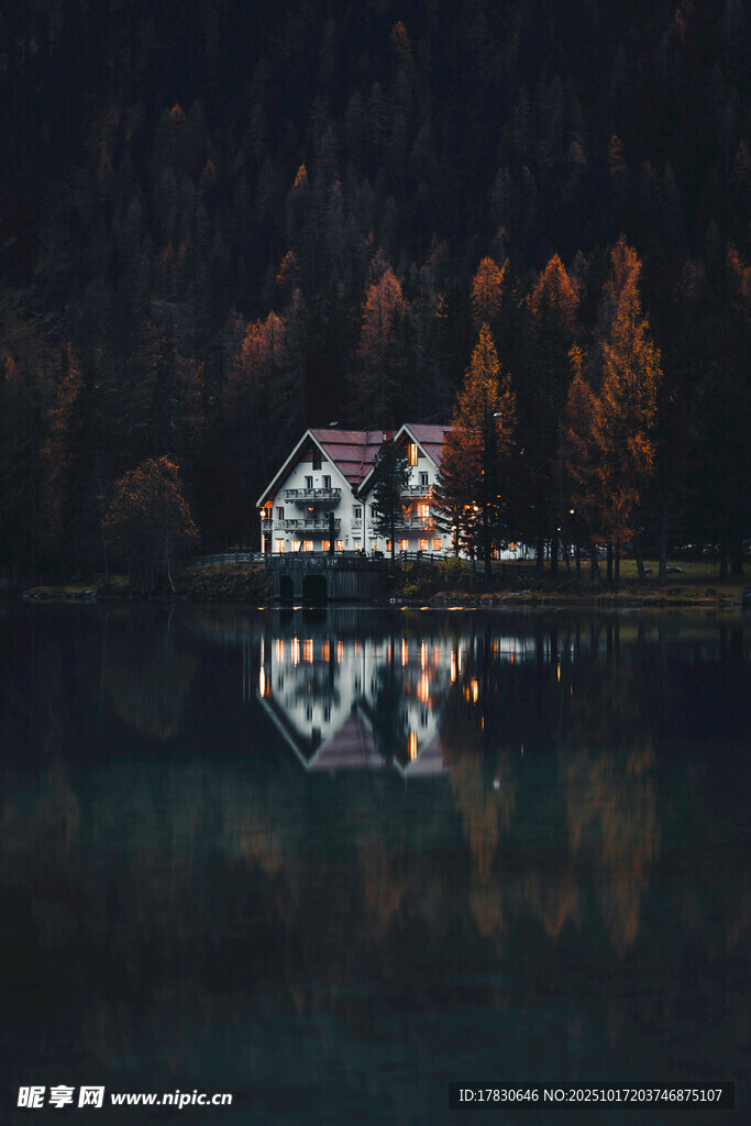 湖畔夜中小屋的静谧倒影