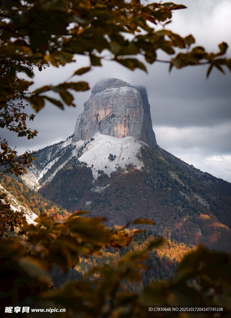 云雾中的巍峨山峰