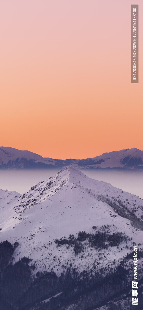 雪山日出美景