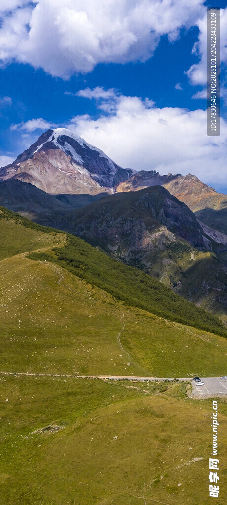 高山草甸间的壮丽风光