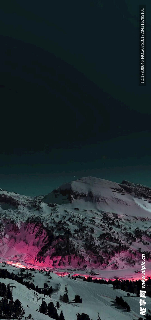 夜雪山地的梦幻极光景观