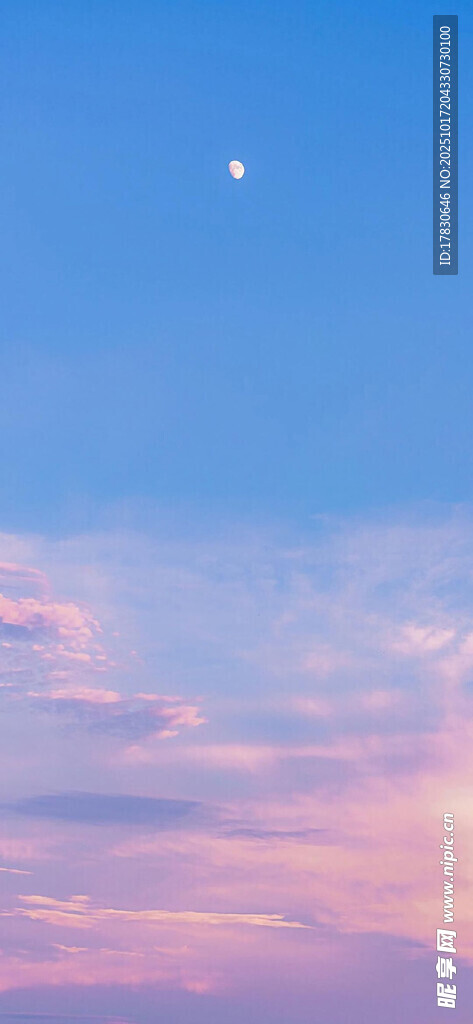 黄昏天空中的明亮月牙