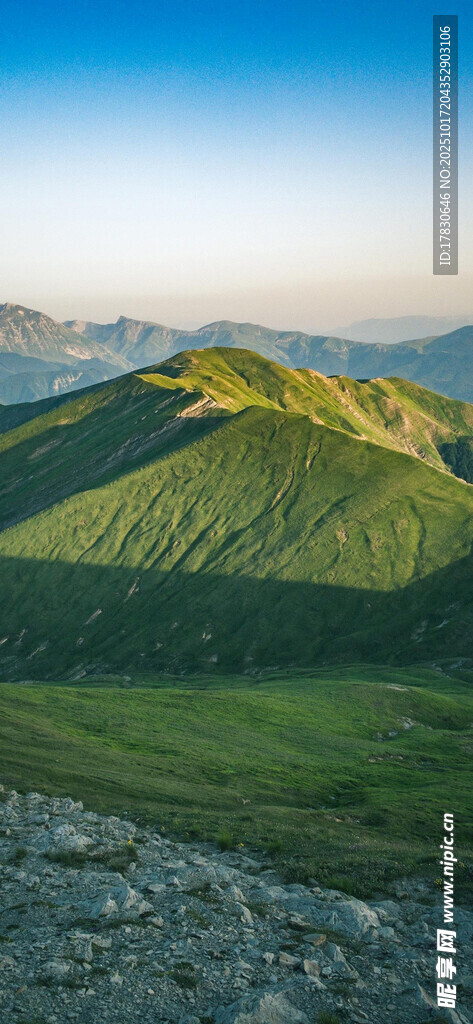 青山绿野间的壮丽风光