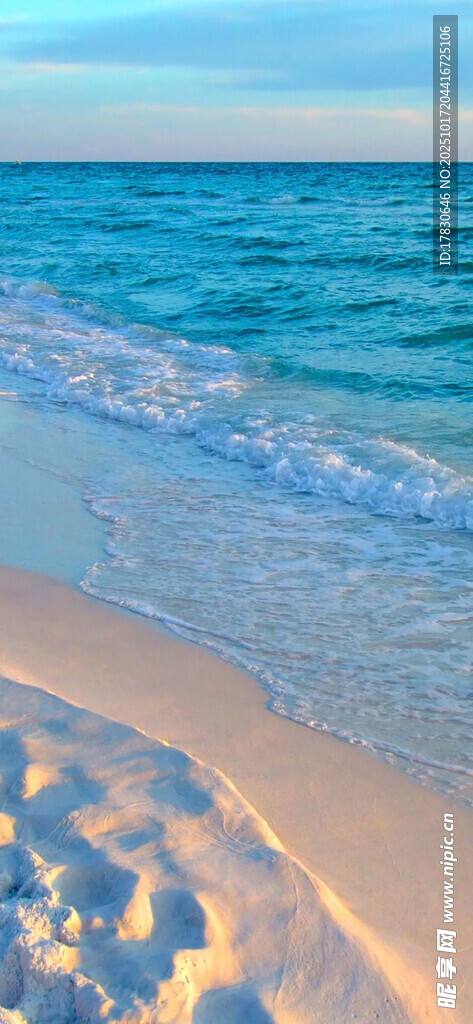 美丽海滩海浪轻拍沙滩