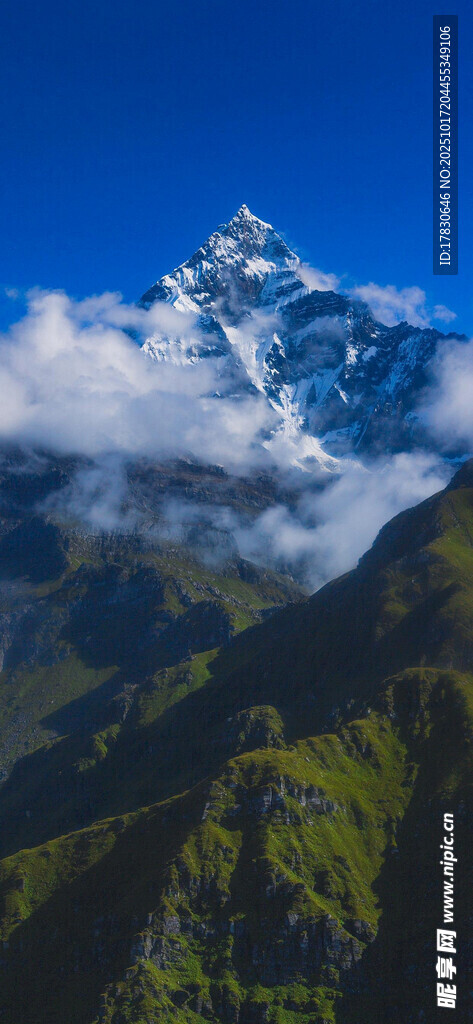 巍峨雪山云雾缭绕美景