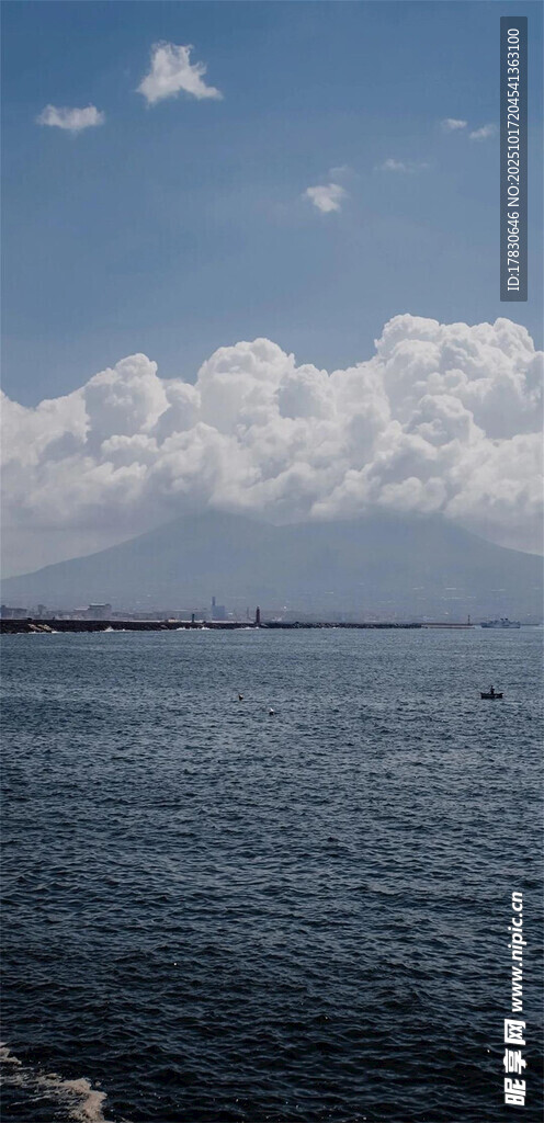 广阔海面与天边白云