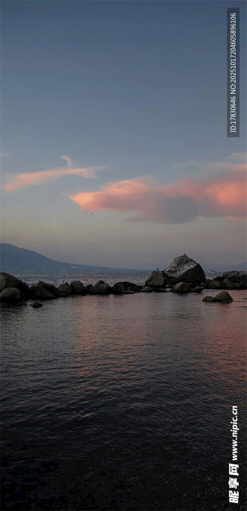 湖畔黄昏美景