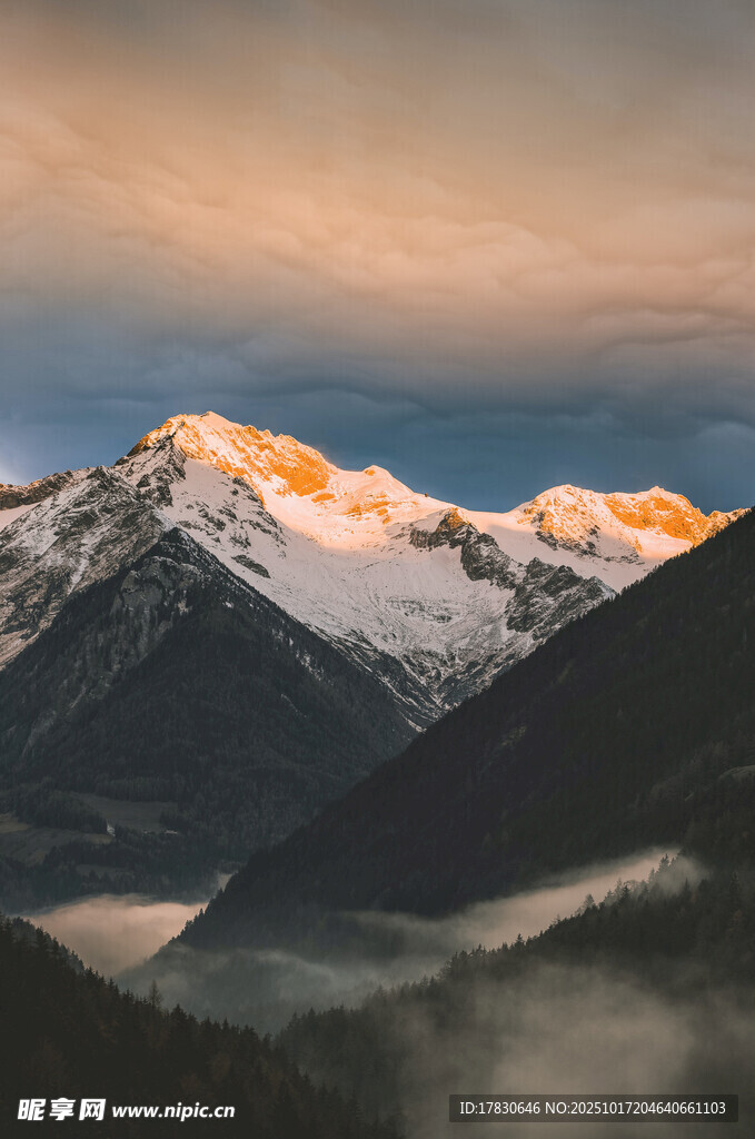 雪山晨曦美景