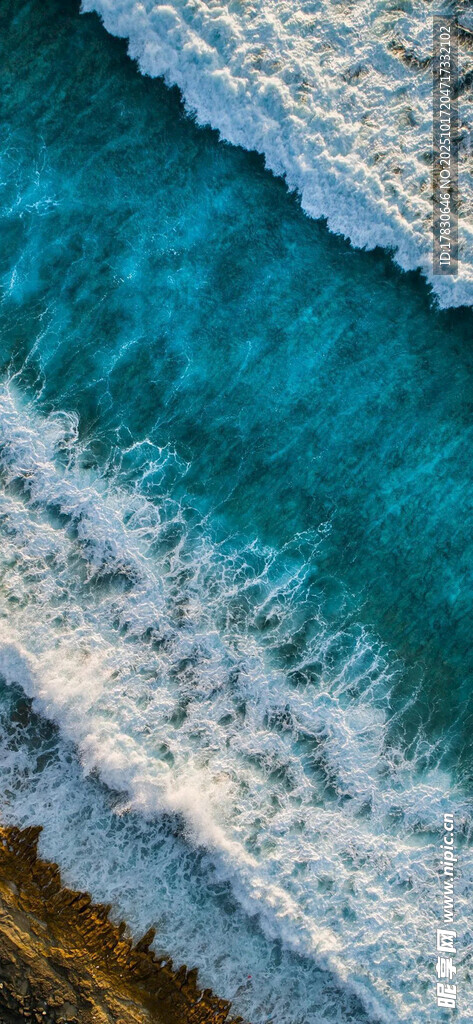 海浪拍打沙滩的美丽瞬间