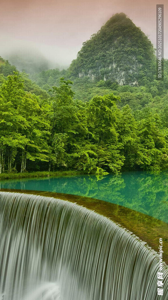 山间碧潭瀑布美景