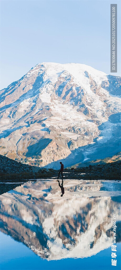 雪山倒映于平静湖面