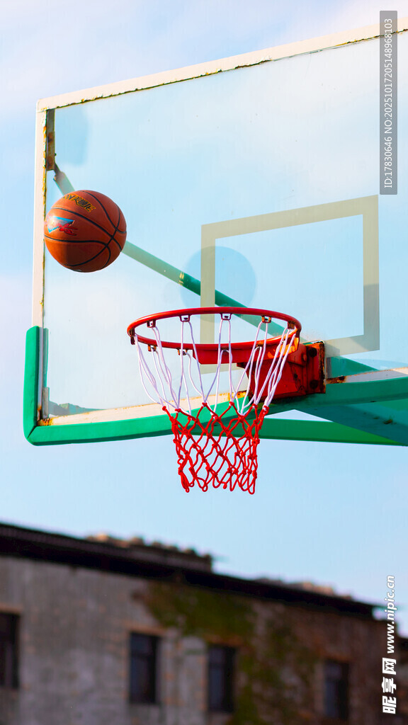 篮球空中飞跃接近篮筐