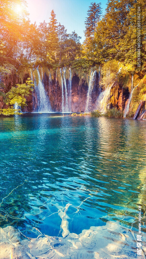梦幻蓝湖瀑布自然美景