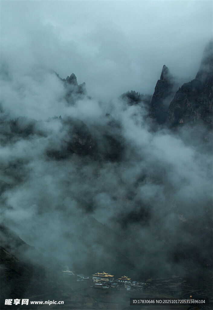 云雾缭绕的壮丽山峰