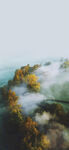 山间云雾缭绕的多彩秋景