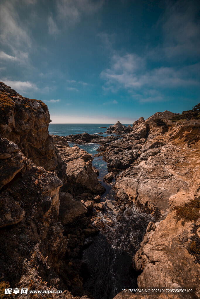 海岸边嶙峋岩石景观
