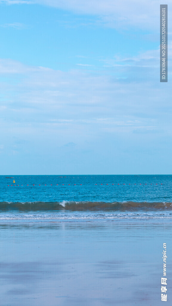 海边风光静谧蓝色海岸线