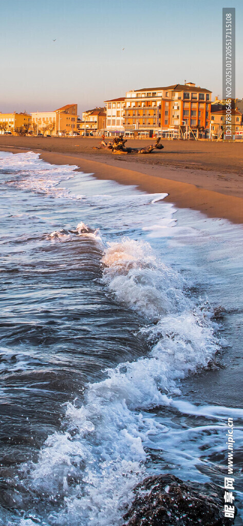 海边日落时的翻涌海浪