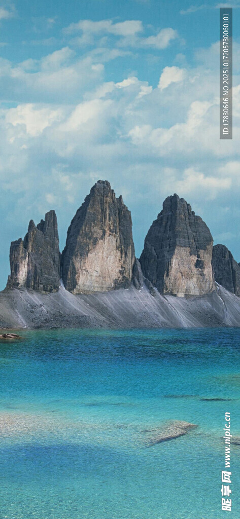 梦幻蓝色海域中的奇特岩峰