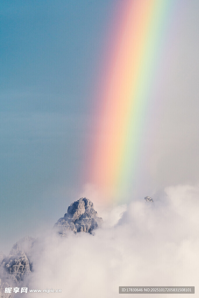 云端山峰上的绚丽彩虹