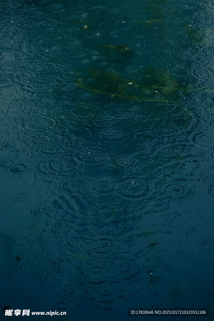 平静水面泛起层层涟漪