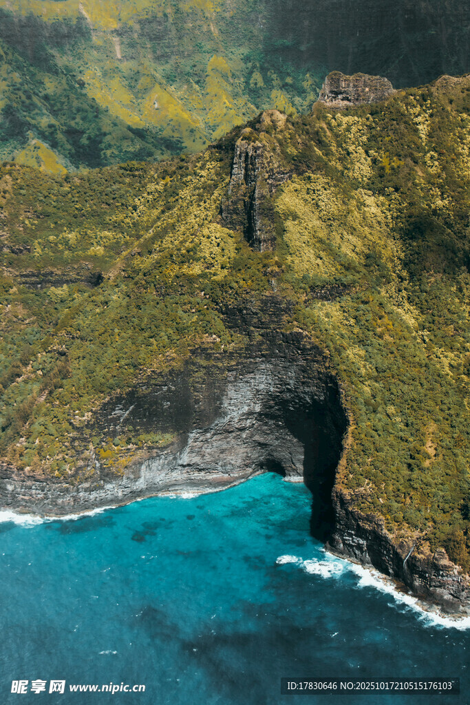 海岸天然岩洞与碧蓝海水