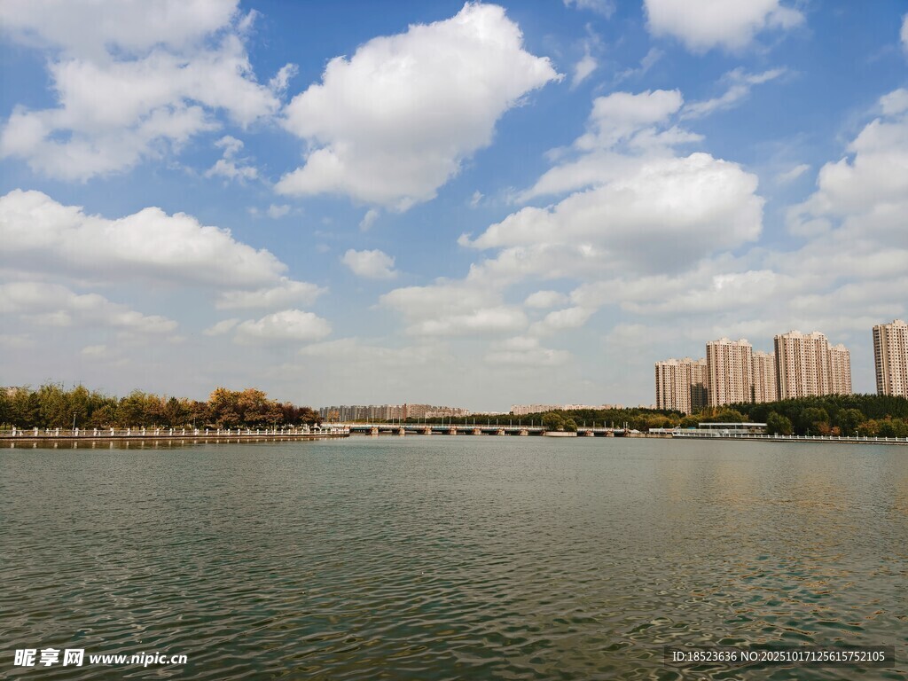 河畔城市风光蓝天白云
