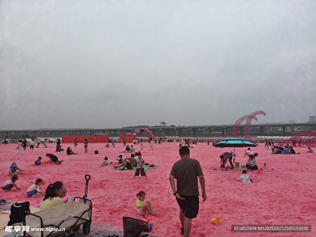 粉色沙池欢乐游玩场景