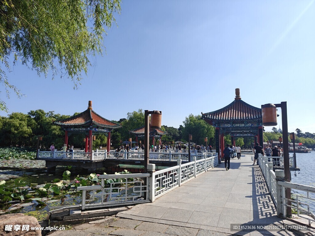湖畔古桥美景