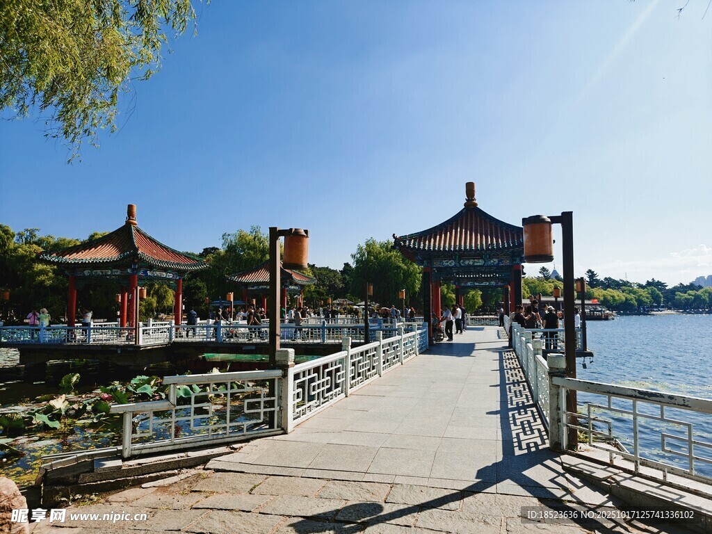 湖畔古亭栈道美景