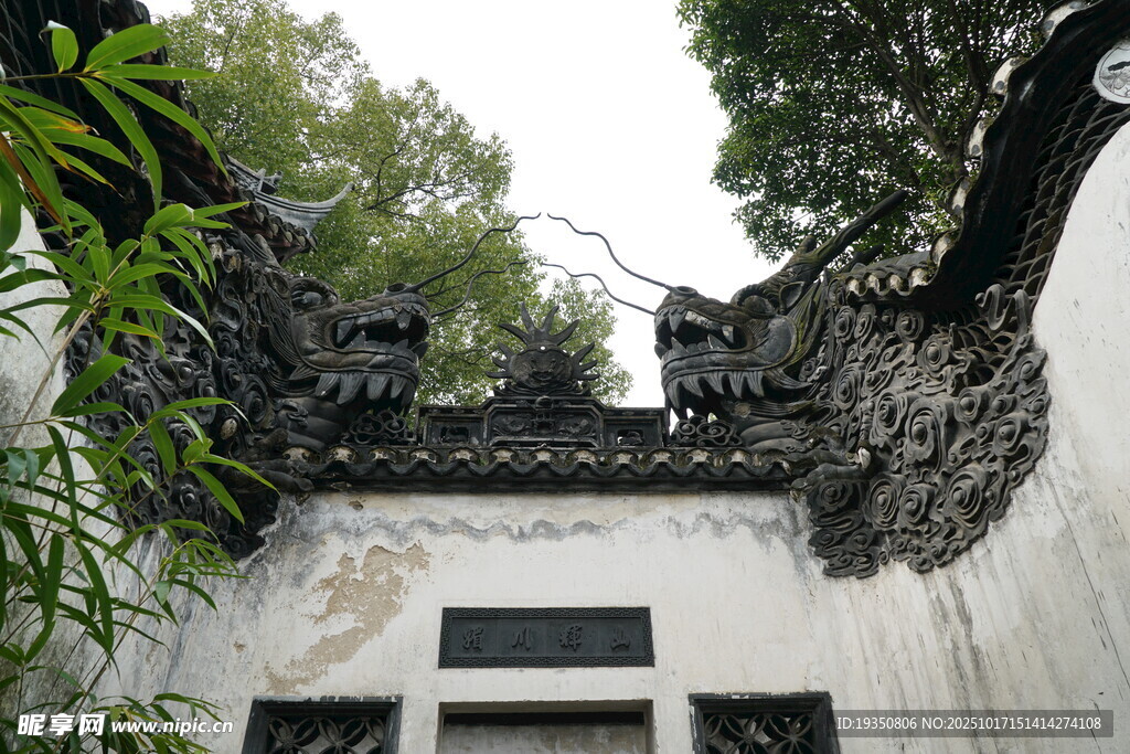 上海豫园墙头二龙戏珠