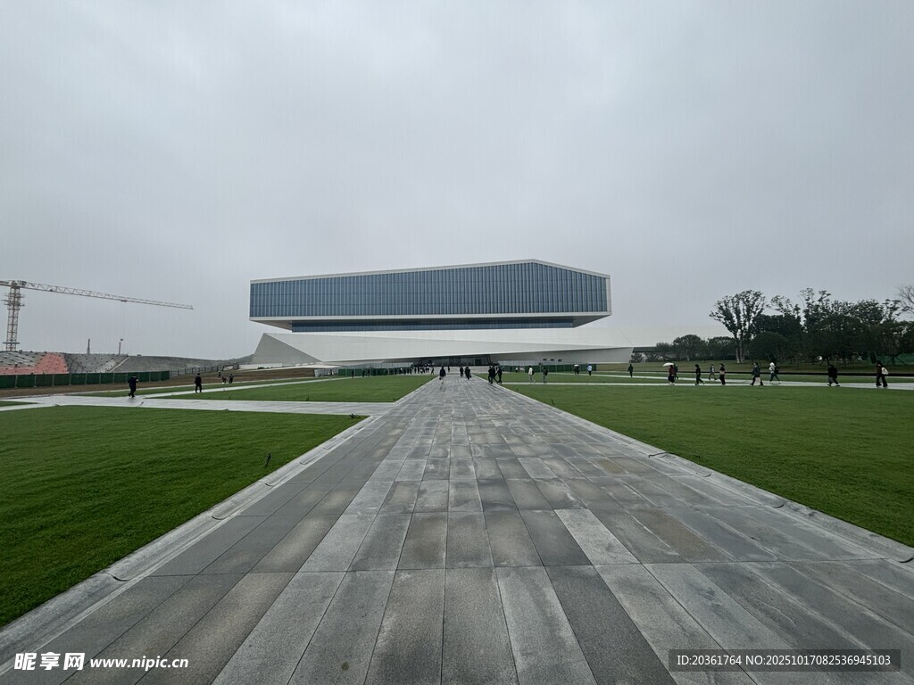宽阔步道旁的现代建筑