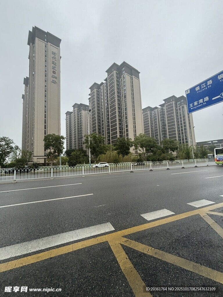 城市道路旁的高楼建筑群