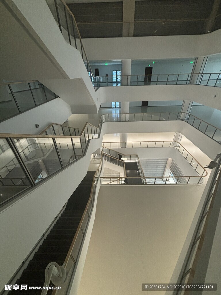 现代建筑内部宽敞走廊