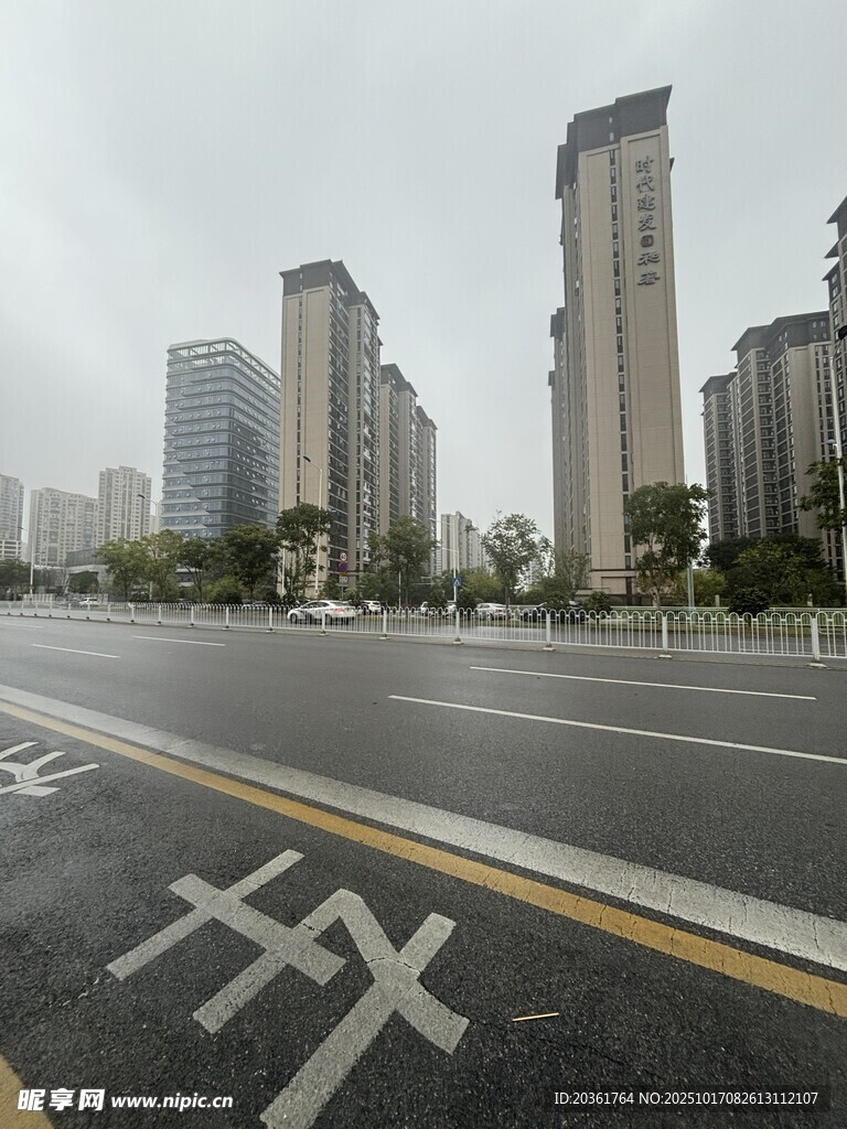 城市道路旁的高楼景观