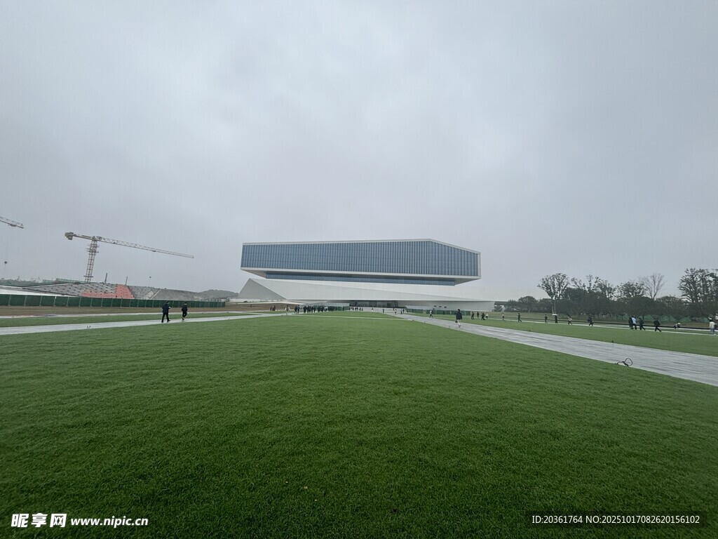 开阔草地旁的现代建筑