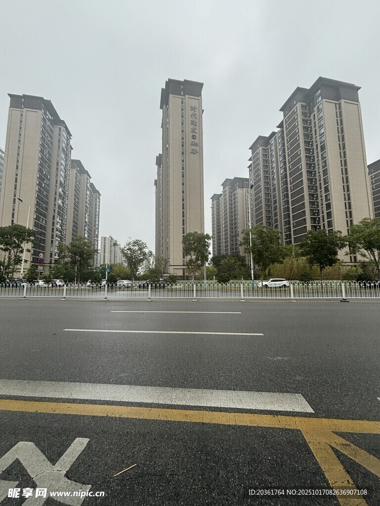 城市街道旁的高楼景观