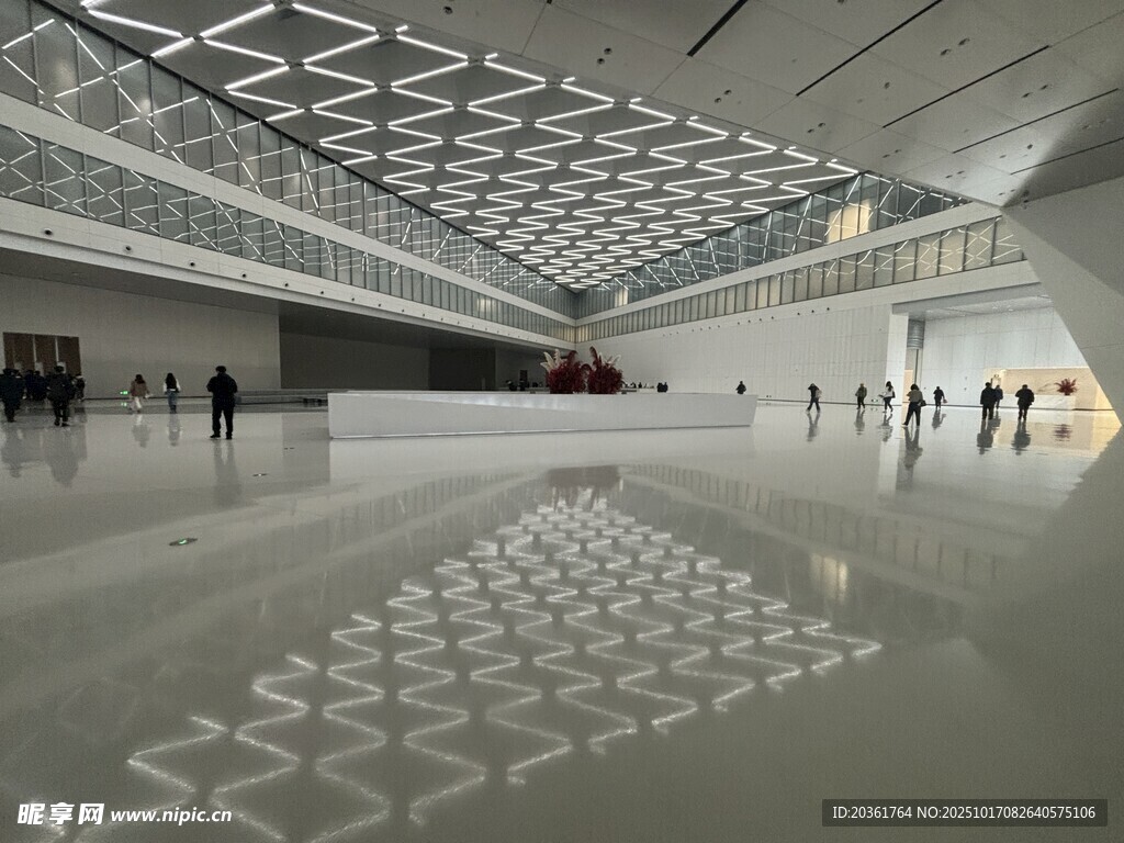 现代宽敞的室内空间场景