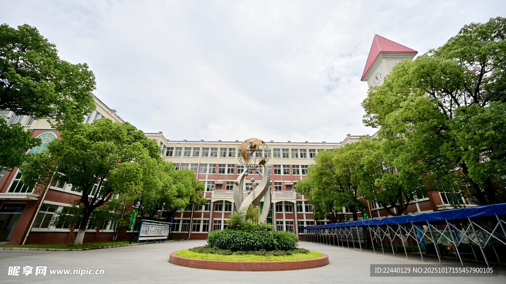 校园教学楼前的开阔景观