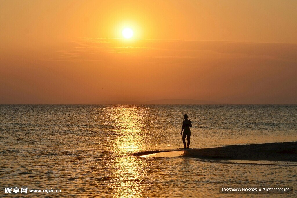 夕阳下海边的孤独身影