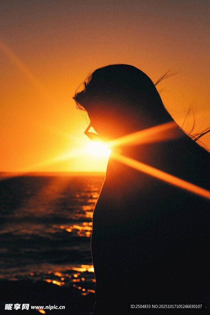 夕阳下的海边孤独剪影