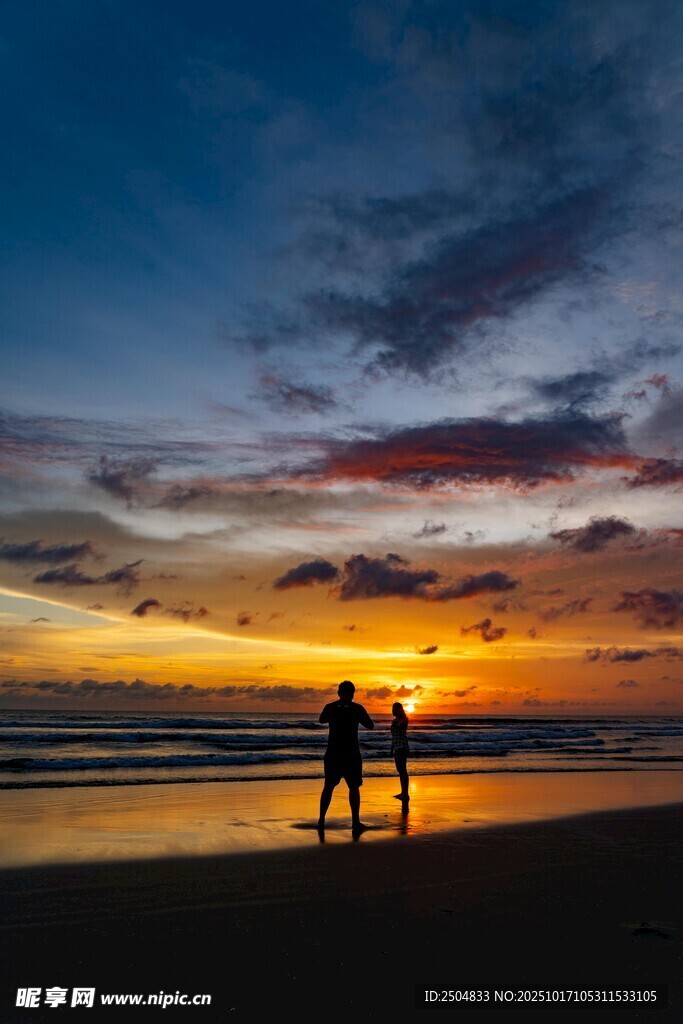 夕阳下海滩上的浪漫身影