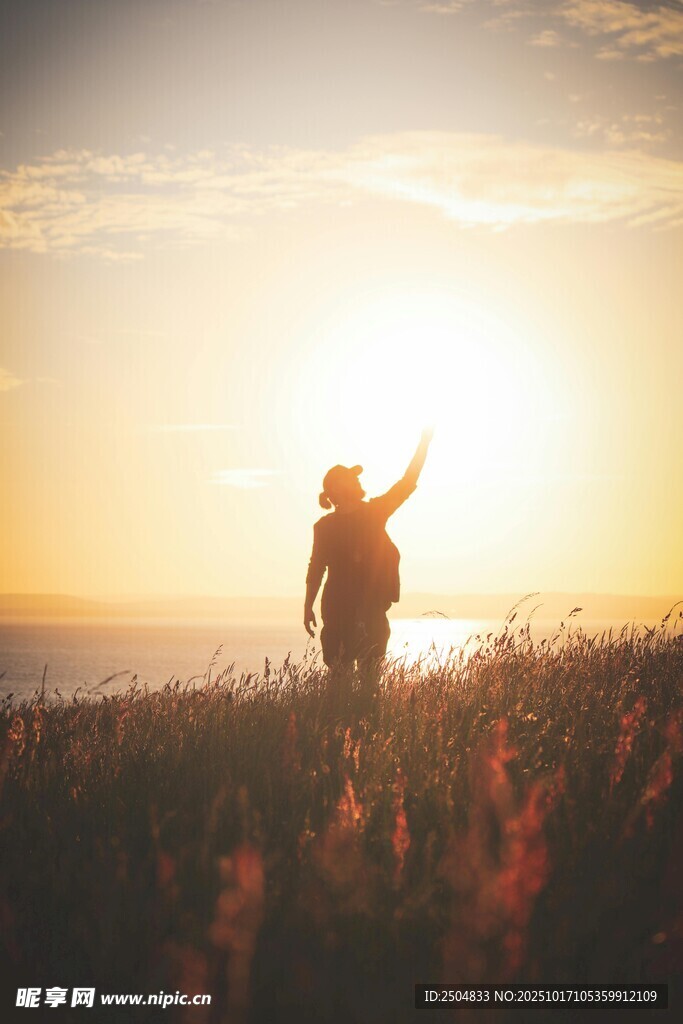 夕阳下的旅人 拥抱自由