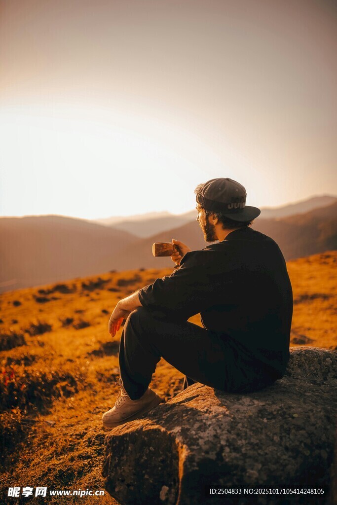 夕阳下独坐静享时光的人