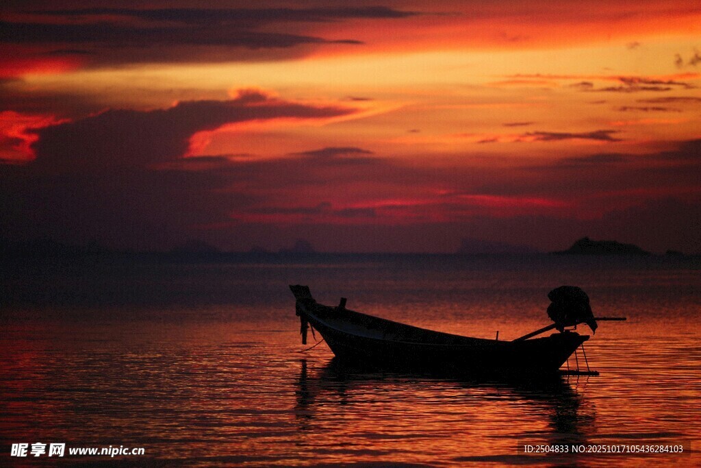 夕阳下的孤舟