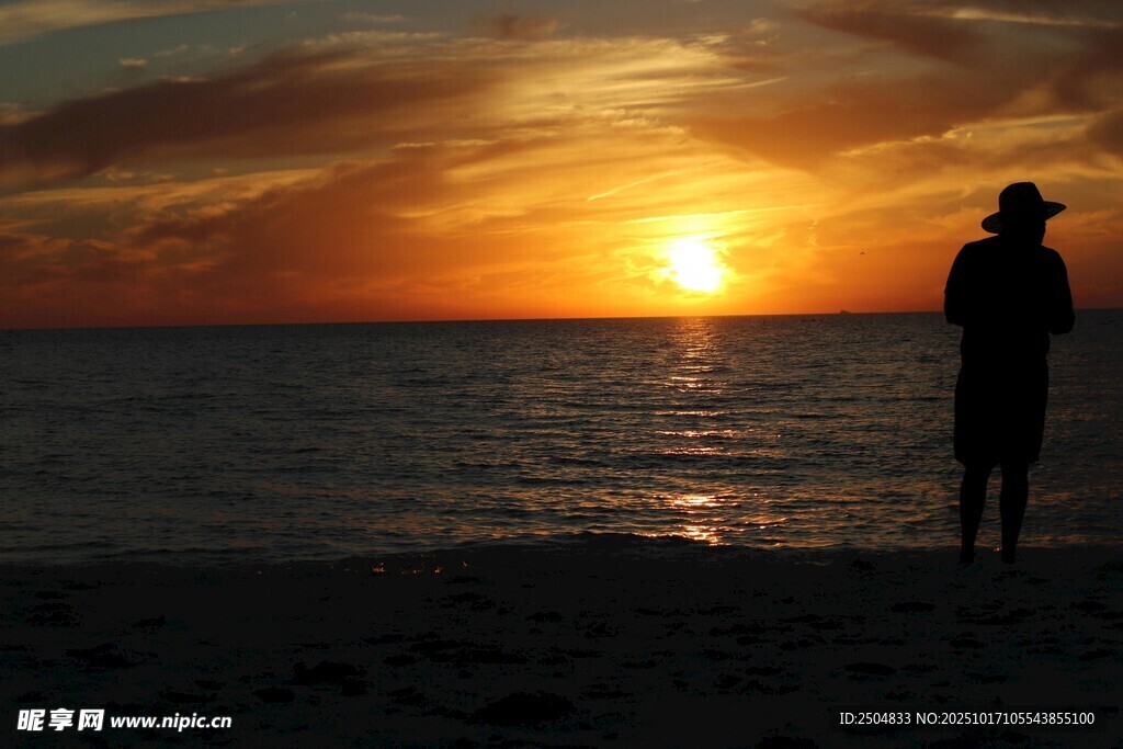 海边夕阳下的孤独身影