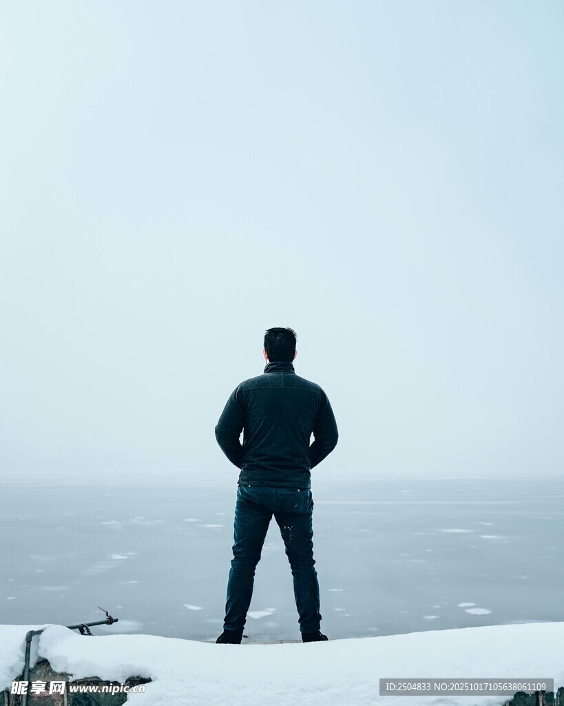 雪地中男子眺望远方